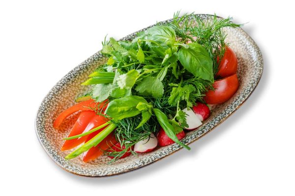 Тарелка свежих овощей с зеленью